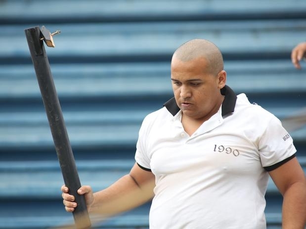 Leone Mendes da Silva, 23 anos, foi detido em nibus; o torcedor, que est na Central de Polcia, tentou se esconder no