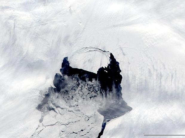 Imagens aéreas recentes tomadas do local mostram uma faixa de água entre o iceberg e a geleira Pine Island, da qual ele
