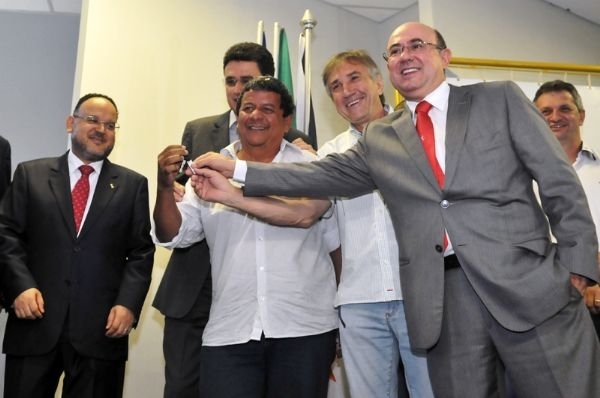 Pré-candidato do PSD, José Riva e o ministro interino Henrique Paim, da Educação, entregam chaves de ônibus escolar ao p