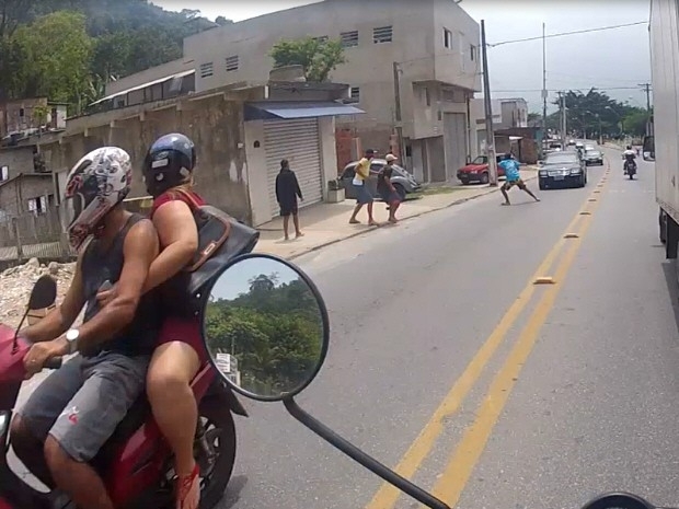 Rapaz armado tenta abordar motorista e quase acaba sendo atropelado