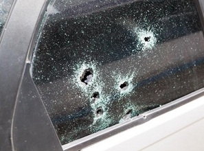 Balas de arma de fogo perfuraram os vidros do veculo