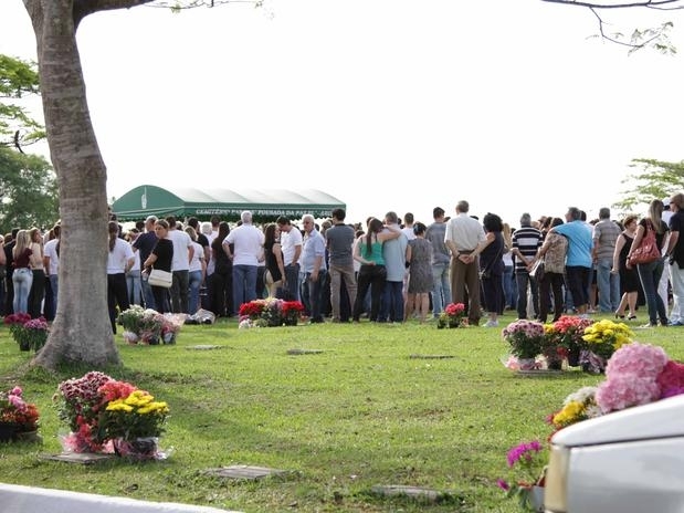 Enterro do corpo da universitária Isabela Pavani Castilho Cruz, 18 anos, que levou um tiro na cabeça