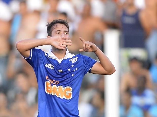 Everton Ribeiro comemora depois de fazer o gol que garantiu a vitória do Cruzeiro sobre o Santos em plena Vila Belmiro