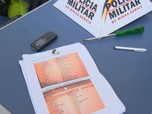 Com dupla foi apreendido pen drive, manual de manutenção das máquinas, além de chave de fenda e celulares
