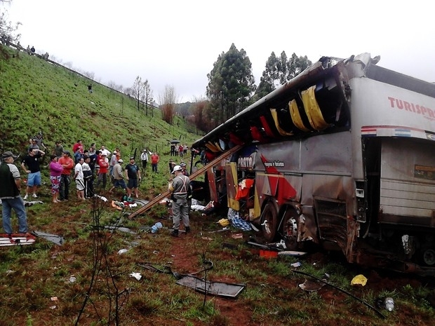 Motorista do ônibus perdeu o controle e caiu de um barranco de 25 metros em Passo Fundo (Foto: Fábio Lehmen/RBS TV)