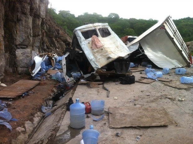O caminhão-baú ficou totalmente destruído e o motorista acabou preso nas ferragens do veículo. (Foto: Gésseca Ronfim / G
