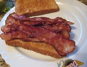 Ladrão invadiu casa apenas para fritar bacon e beber cerveja, sem roubar nada do local (Foto ilustrativa: Edkohler/Wikim