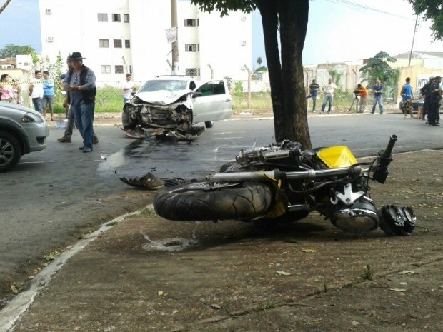 Com impacto, o agente prisional foi arremessado para perto da grade de um condomínio. A motocicleta também foi jogada a
