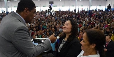 Valdemiro Santiago toma o depoimento de fiíes em culto na igreja da avenida João Dias no último dia 6