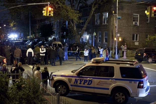 Veículo do Departamento de Polícia de Nova York (NYPD) é visto perto do local de um incidente de esfaqueamento em uma re