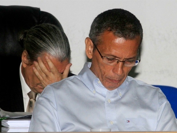 João Arcanjo Ribeiro e seu advogado, ao fundo, durante julgamento em Cuiabá. (Foto: Assessoria / TJMT)