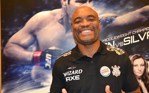 Anderson Silva posa animado aps a coletiva do UFC 168
