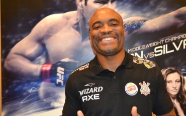 Anderson Silva posa animado aps a coletiva do UFC 168 