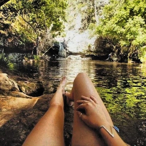 Isis Valverde curte cachoeira