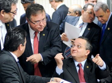 Blairo Maggi (de pé) e Pedro Taques estão juntos no Senado, mas em palanques opostos nas eleições