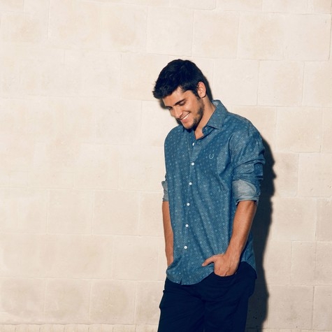 BRUNO GISSONI POSA PARA 'GLAMOUR'