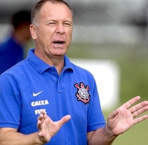 Mano Menezes faz mudanas para jogo de sbado