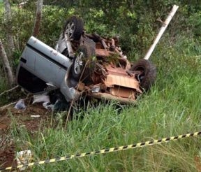 Com impacto da batida na BR-070, S-10 onde estava a família do policial aposentado foi arremessada no mato matando mãe e filho