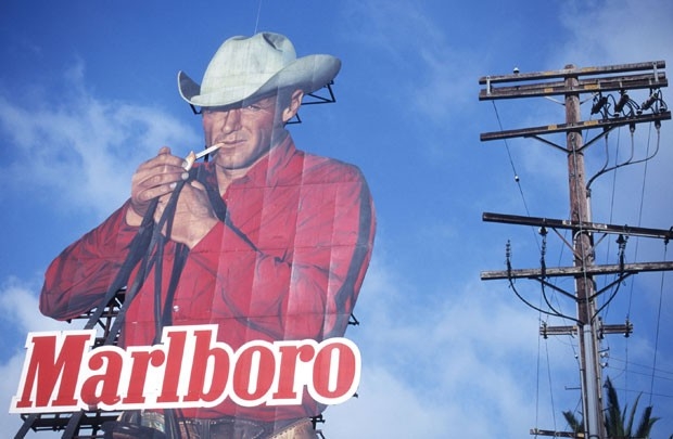 Anúncio da Marlboro com a foto do ator Eric Lawson em ponto da cidade de Los Angeles, em 1997. Lawson morreu de doença que tem relação com fumo