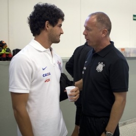 Alexandre Pato ouve Mano Menezes  