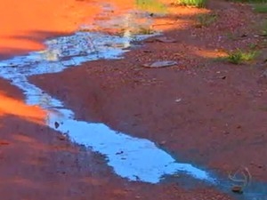Esgoto corre a cu aberto em bairros da capital