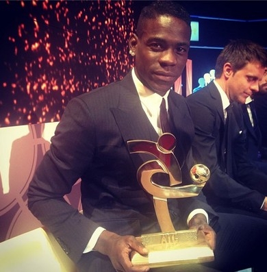 Balotelli posa com o prmio que recebeu na festa de premiao do ltimo Campeonato Italiano