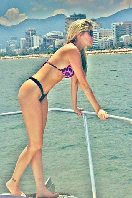 Brbara Evans de biquni, no barco