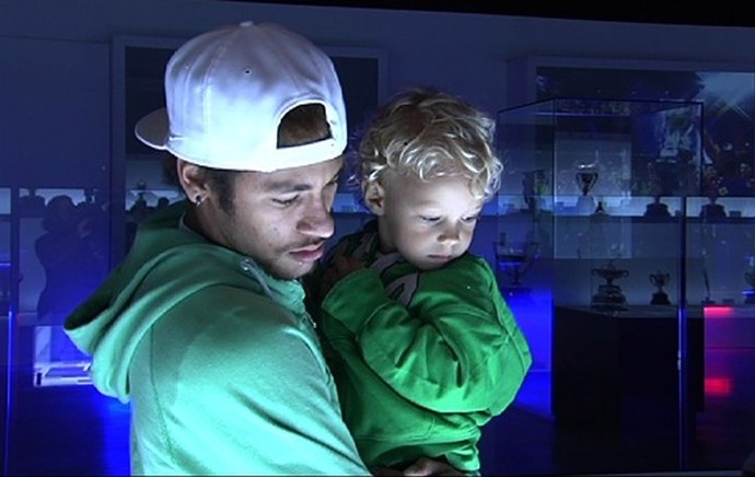 Neymar visita o museu do Barcelona com o filho David Lucca