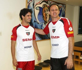 Pato conversa com Ceni no CT do So Paulo