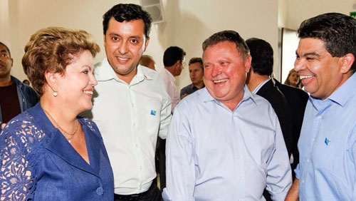 Presidente Dilma Rousseff, o vereador cuiabano Alan Kardec, o senador Blairo Maggi e empresário e suplente Cidinho dos Santos, na última terça, em Lucas do Rio Verde, momentos antes da solenidade