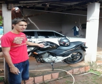 Bruno Mario Moreira de Brito, vulgo Maycon Bruno de posse da moto roubada a mão armada em Alto Paraguai no dia 10/02/2014