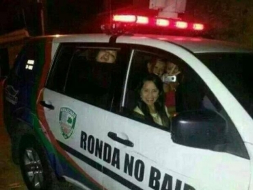 Foto publicada em rede social mostra mulheres fazendo caretas e poses dentro de viatura da Polícia Militar