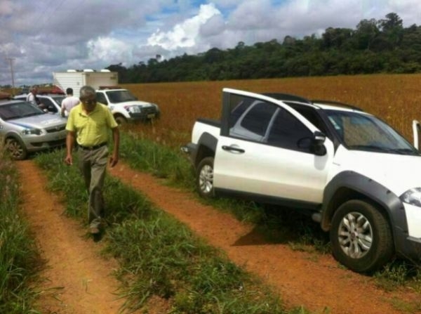 Fiat Strada estava parado em um carreador dentro de uma lavoura de soja, na região do aeroporto de Sinop