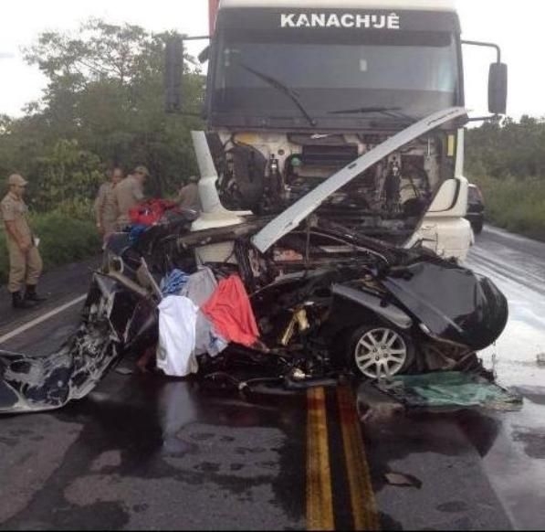 O automóvel teria rodado na pista por causa da forte chuva que caía naquele momento e ido de encontro do veículo de carga.