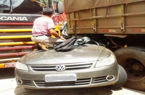 Pai e filho saíram praticamente ilesos do acidente, mesmo após carro ser prensado entre dois bitrens