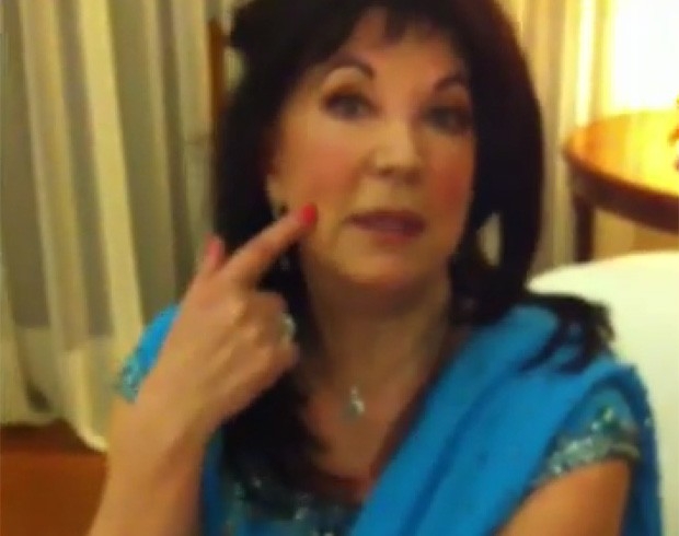 Stella Ralfini diz que o segredo para sua pele macia é a aplicação de uma máscara fácial feita com esperma (Foto: Reprodução/YouTube/Stella Ralfini)