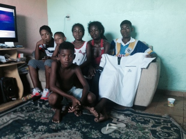 Famlia de Claudia dentro de casa, em comunidade na Zona Norte do Rio