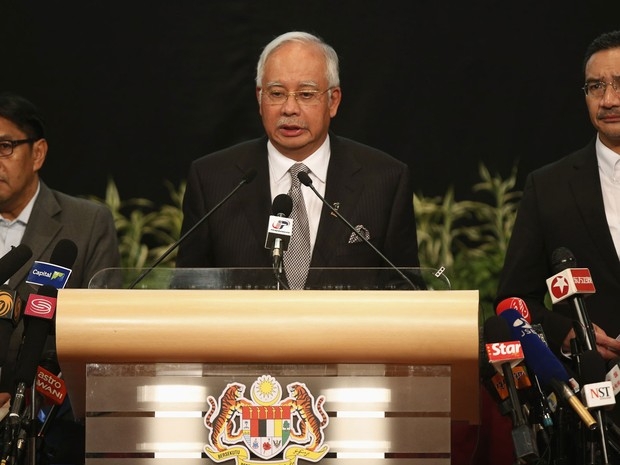 O primeiro-ministro da Malásia, Nagib Razak, anuncia que o que o Boeing 777-200 que fazia o voo MH370 caiu no Oceano Índico.