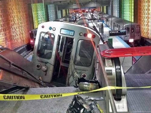 Um vagão de trem sobre escada rolante na estação do Aeroporto Internacional de O'Hare, em Chicago Kenneth Webster