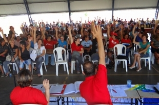 Após intervenção do Poder Judiciário, os professores da rede pública municipal de ensino de Várzea Grande encerraram greve