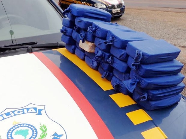Trs pessoas foram presas em flagrante com 30 kg de droga.