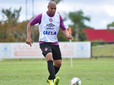 Adriano treina no time titular