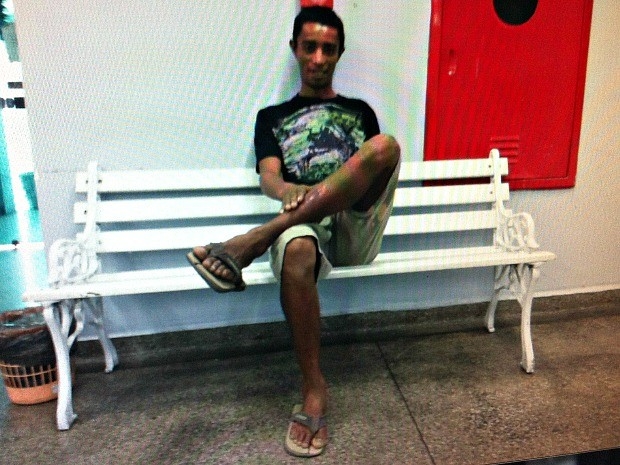Suspeito de roubar, matar e abusar sexualmente secretária em Manaus posou para fotos na delegacia após ser preso