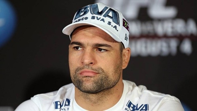 Shogun ficou apenas de bermuda e ps descalos aps ser assaltado com um amigo na Linha Vermelho
