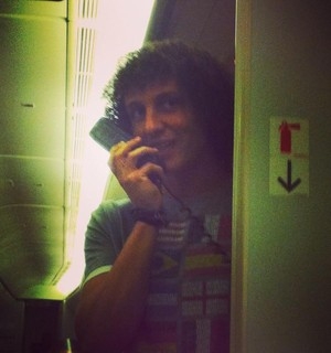 ​David Luiz brinca e faz comunicado no avio