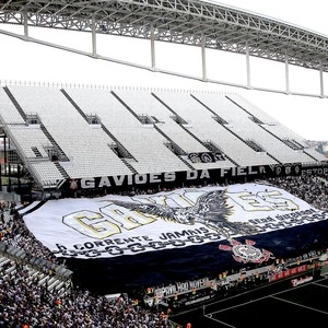 Espao vazio na arquibancada provisria atrs de um dos gols da Arena
