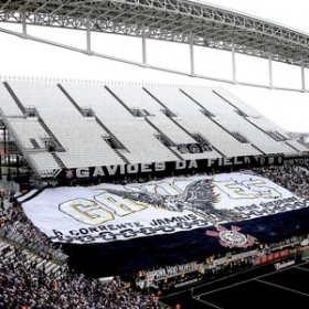 Espao vazio na arquibancada provisria atrs de um dos gols da Arena