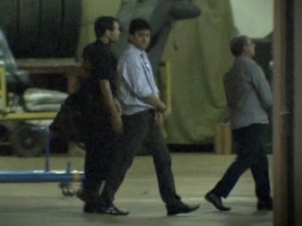 O ex-secretário Éder Moraes e o deputado estadual José Riva algemados e escoltados pela PF após desembarque em Brasília.