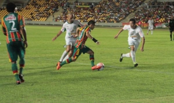 Luverdense e Sampaio Correa se enfrentaram duas vezes em 2013: empate em 1 a 1 em São Luis e em 2 a 2 em Lucas do Rio Verde