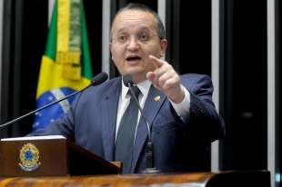 O senador Pedro Taques, que recebeu dinheiro de empresário investigado pela Polícia Federal